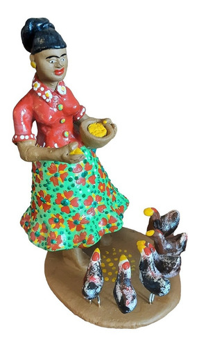 Imagem 1 de 7 de Mulher Alimentando As Galinhas Artesanato Caruaru