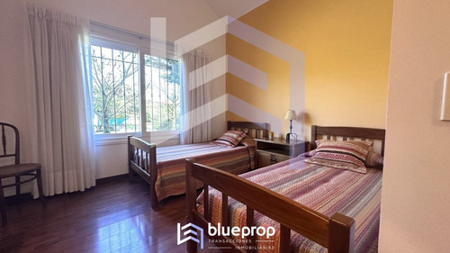 Casa En Venta En Playa Mansa En Privilegiada Ubicación, Una Manzana Sólo Para Ella.