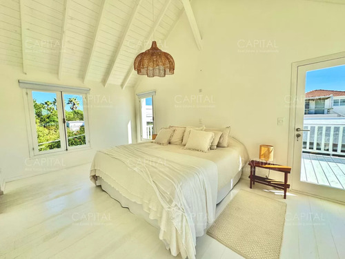 Casa En Venta En Pueblo De José Ignacio 3 Dormitorios Y Dependencia Con Vista Al Mar