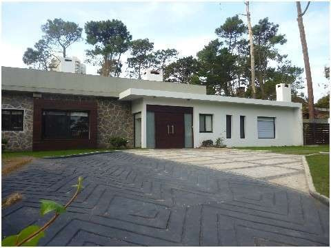 Imagen 1 de 17 de Casa En Venta De 4 Dormitorios En Playa Mansa (ref: Lij-608)
