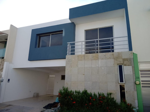 Casa En  Venta En Lomas Del Sol Con 4 Recámaras 