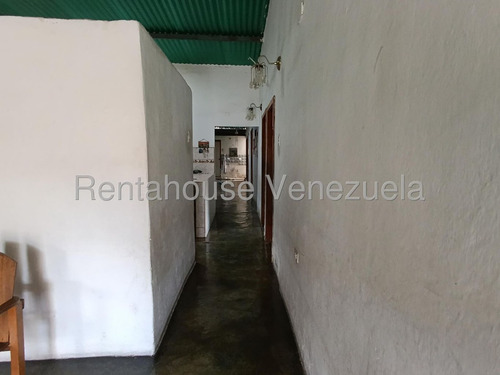 Dalisa Bigott Vende Casa En Barrio Unión, Barquisimeto | 5h/2b | 210 M², Zona Céntrica, Estacionamiento Para 2 Vehículos, Agua Constante, Tanque Aéreo | #25-15937