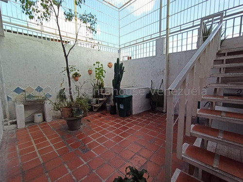 Casa En Venta De 3 Niveles La Cooperativa Maracay 25-15196 Apd