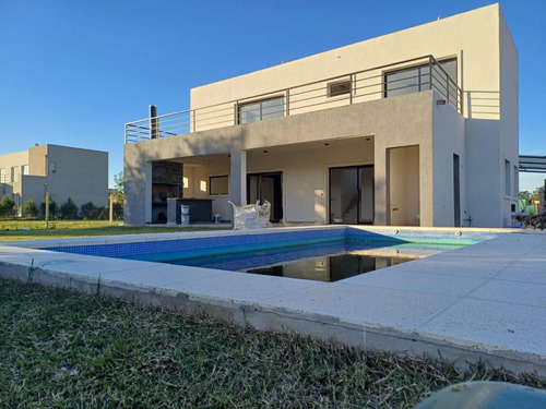 Venta Casa 5 Ambientes ,santa Isabel  Con Piscina