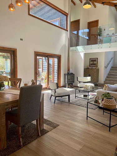 Parcela Con Moderna Casa Los Riscos Pucón