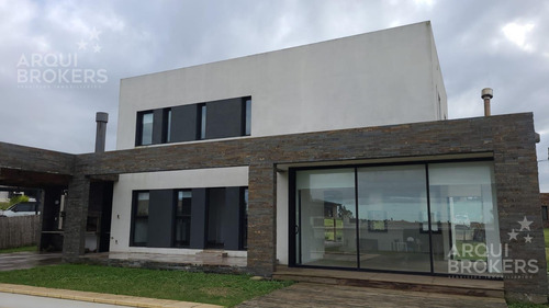 Casa De 3 Dormitorios Y Servicio En Venta En Mirador De La Tahona