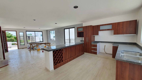 Estrena Casa En Real De Juriquilla, Enorme Jardín, 3 Recamaras, 3.5 Baños, Lujo