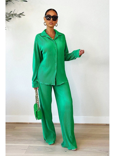 A Conjunto Urbano De Camisa De Manga Larga Y Pantalones