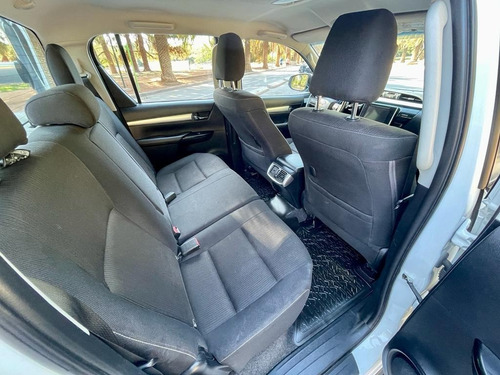 Imagen 9 de 10 de Toyota Hilux 2.8 C/d 4x4 Tdi Srv At6 177cv 2017