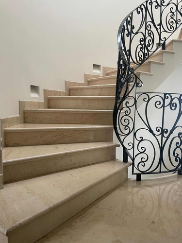 Venta De Excelente Residencia En La Col. San Jerónimo