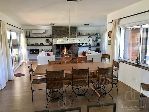 Imagen 3 de 16 de Moderna Casa A Pasos De Playa Mansa