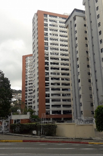 Se Vende Amplio Y Bien Distribuido Apartamento En Lomas Del Avila