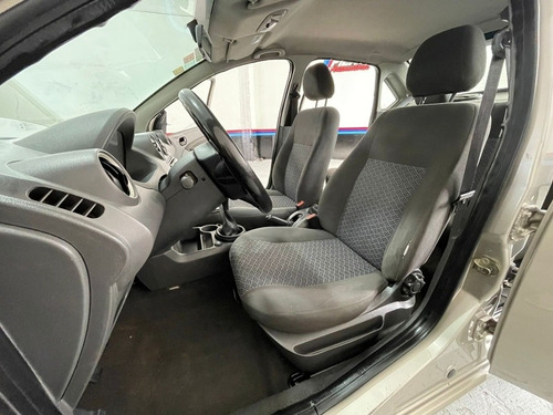 Imagen 10 de 19 de Ford Fiesta 1.6 Max Ambiente 2005