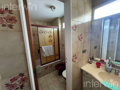 Piso De 4 Dormitorios Con Cochera Fija. Venta - Flores.