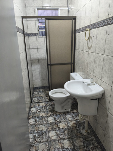 Aluga Se Casa Grande Com 3 Quartos, 2 Banheiros E Lavanderia