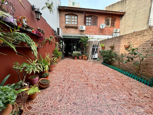 Duplex En Excelente Estado Sobre Calle Medina, Caseros Centro
