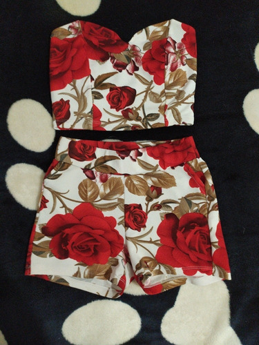 Conjunto Shorts Y Croptop De Flores Rojas 