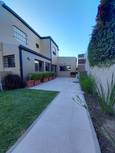 Imagen 1 de 14 de Casa En Tolosa. 5 Dormitorios Parque Pileta Reciclada