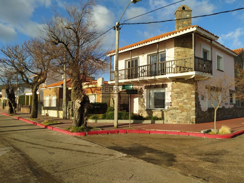 Chalet De Epoca Reciclado Sobre Rambla De Los Ingleses, Muy Proxima Al Puerto De Piriapolis