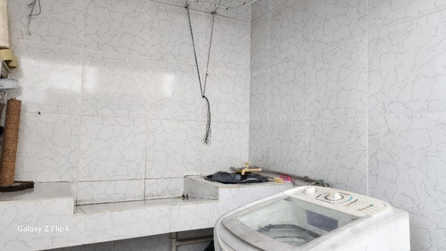 Casa Gradeada Com 5 Quartos (1 Suíte), Bem Localizada E Bem Ventilada. Reformada.