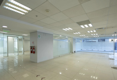 Excelente Local Con Alto Flujo Peatonal El Golf Las Condes