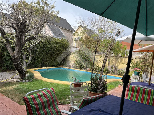 Casa En Venta De 4 Dorm. En Ñuñoa