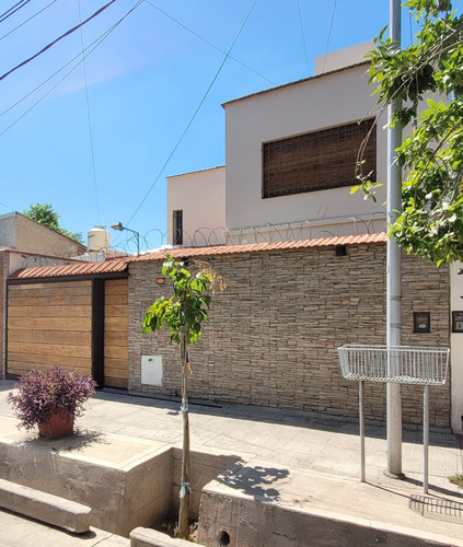 Vendo Casa En Dorrego - Mendoza 177m2, 2 Plantas, 3 Hab, 2 Baños. Calefacción Central Y Aire Acondicionado