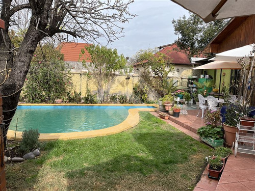 Casa En Venta De 4 Dorm. En Ñuñoa