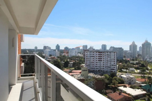 Imagen 2 de 13 de Apartamento En Punta Del Este, A Poca Distancia De La Playa Brava, Excelente Construcción,muy Luminoso, Con Servicios.