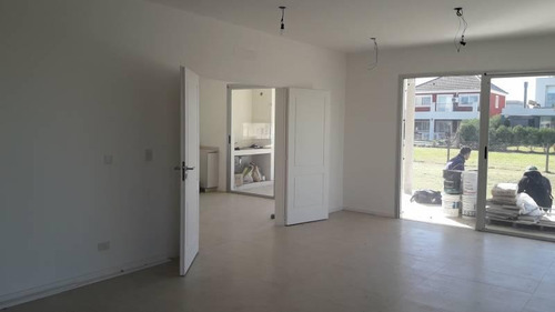 Imagen 4 de 14 de Casa En Venta ; Excelente Diseño Moderno, Desarrollada En Dos Planta Sobre Lote En Esquina