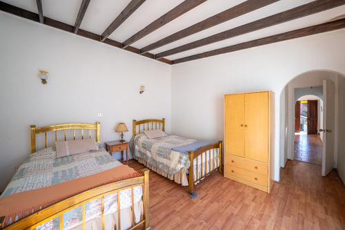 Gran Casa De Dos Pisos En Excelente Sector De Concón