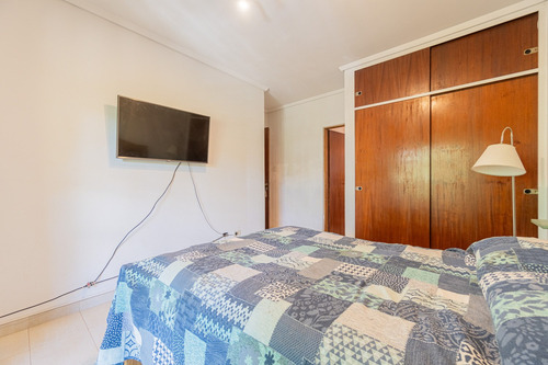 Casa Con Parque Y Pileta En Venta Av. Del Libertador 700, Castelar, Partido De Morón, Pba