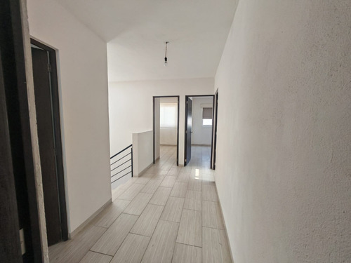 Fracc. Vista Azul A Unos Pasos De Tec Milenio Cerca Del Libram.surpte Casa En Esquina De 4 Recamaras Con Closets Y Estudio En Pb, Espacios Amplio E Iluminados