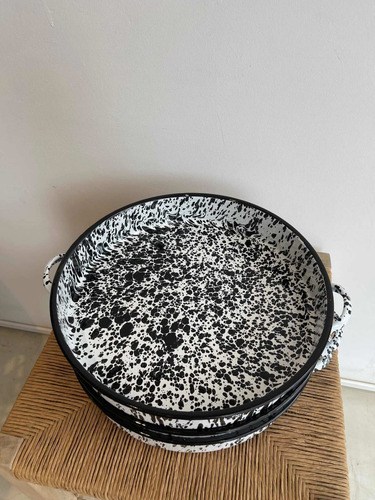 Imagen 4 de 5 de Pizzera Enlozada Blanca Con Borde Negro 35cm Diam