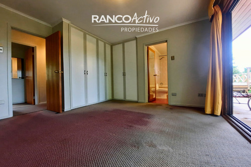 Hermosa Casa Con Amplios Espacios Y Entorno Natural. 4d, 3b