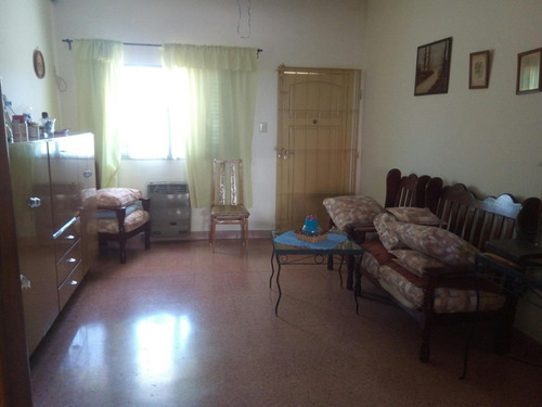 Imagen 2 de 12 de Casa De 3 Amb + Depto 2 Amb C/ Fondo Libre. Lote 10x30 Mts