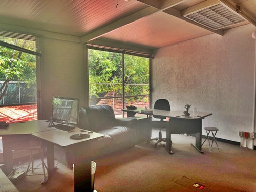 Edificio De Oficinas De Tres Niveles, Con Excelente Ubicación