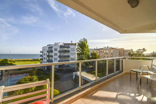 Excelente Apartamento De Tres Dormitorios Frente Al Mar - Punta Del Este