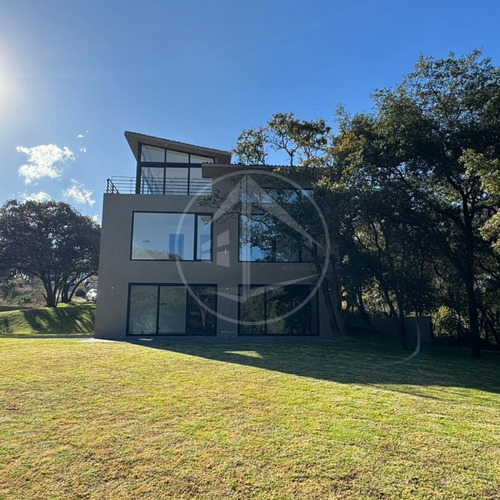 Residencia De Lujo En Rancho San Juan, 581 M2 De Construcción, 4 Habitaciones Y 4 Baños