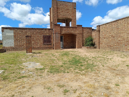 Se Vende Muy Buen Terreno Suburbano, Con Construcciones, Canelones, Frente A Ruta 5