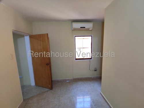 Julio Latouche 25-21122 Townhouse En Venta Naguanagua, Amplio Y Hermoso, Cocina Tipo Americana Con Desayunador, Patio Y Parrillera, Conjunto Tranquilo Y Cerrado Con Vigilancia, Pozo De Agua.