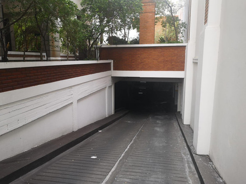 Cochera En Excelente Ubicación Con Baulera
