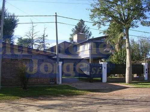 Hermoso Chalet De 2/3 Dormitorios Con Jardín, Quincho Y Piscina. Oportunidad