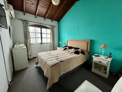 Duplex En Excelente Estado Sobre Calle Medina, Caseros Centro