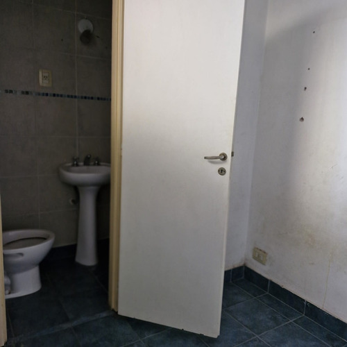 Ph Antiguo En Estado Original, En Una De Las Mejores Esquinas De San Telmo. Es Ideal Para Un Hostel, O Un Comercio, Tiene Terraza Propia Y Detalles De Epoca. Es Muy Amplio Y Luminoso