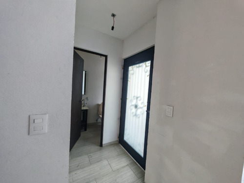 Fracc. Vista Azul A Unos Pasos De Tec Milenio Cerca Del Libram.surpte Casa En Esquina De 4 Recamaras Con Closets Y Estudio En Pb, Espacios Amplio E Iluminados