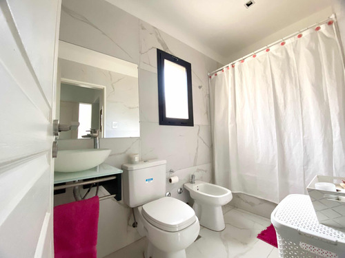 Venta De Excelente Casa. Barrio Santa Elena, Pilar Del Este