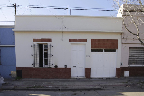 Casa En  Venta, 3 Ambientes Con Garaje Y Terraza.