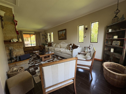Gran Casa / Colina-lo Pinto-chicureo / Condominio Cerrado