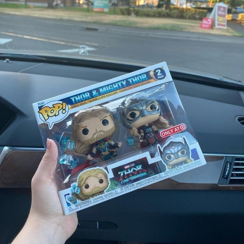 Funko Pop Marvel: Thor Love And Thunder - Thor Y Mighty Thor